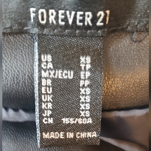 NWOT ☆ Forever 21 Faux Leather Shorts Size XS - Picture 4 of 5